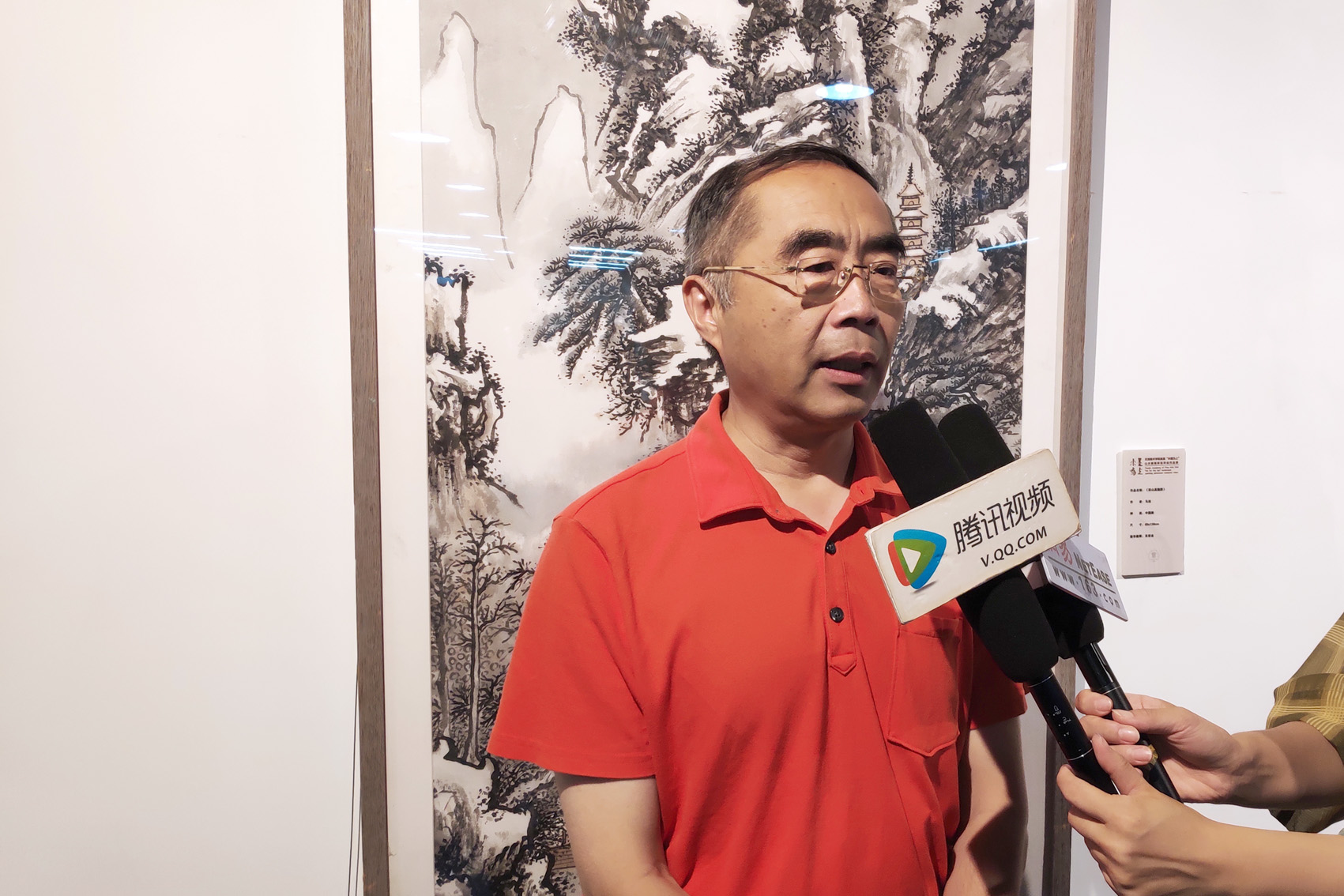 天津美术学院学术委员会主任喻建十接受采访天津美术学院教授李旺接受